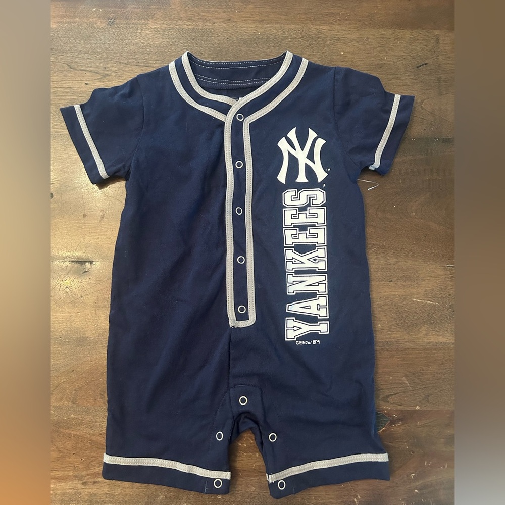 NY Yankees Baby Boy romper - size 3-6 months